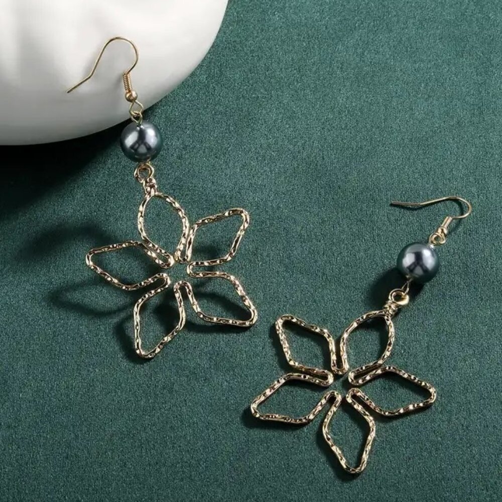 Tiare Flower Wire Pearl earrings